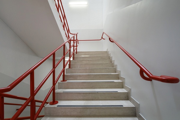 Jól látható világítás lépcsőházába