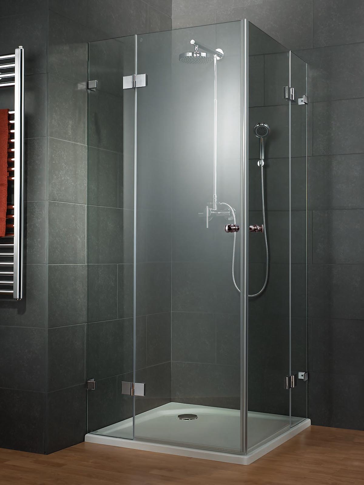 Egyedi zuhanykabinok gyönyörű üvegfelületekkel.