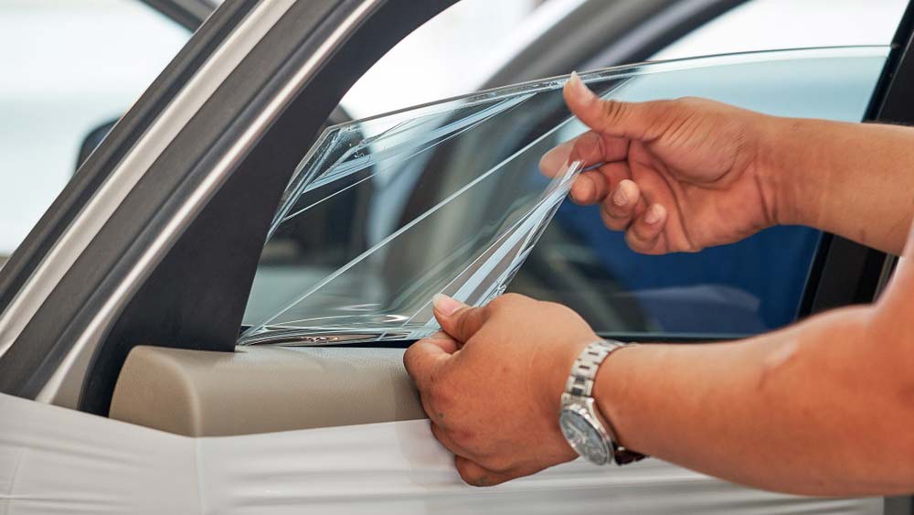 Autóüveg fólia eltávolítás – Miért bízzuk szakemberre?
