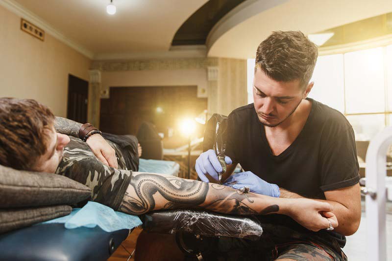 Igényes tetováló bútorok, amelyekkel bizalmat kelthet