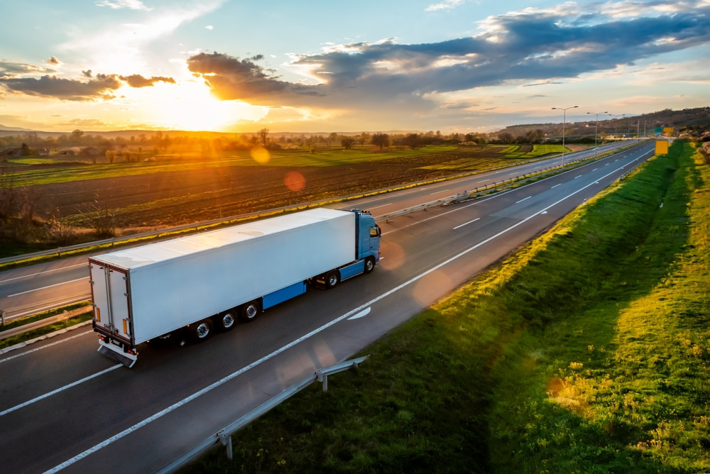 Speciális, gyors és megbízható megoldás: mega pótkocsis áruszállítás