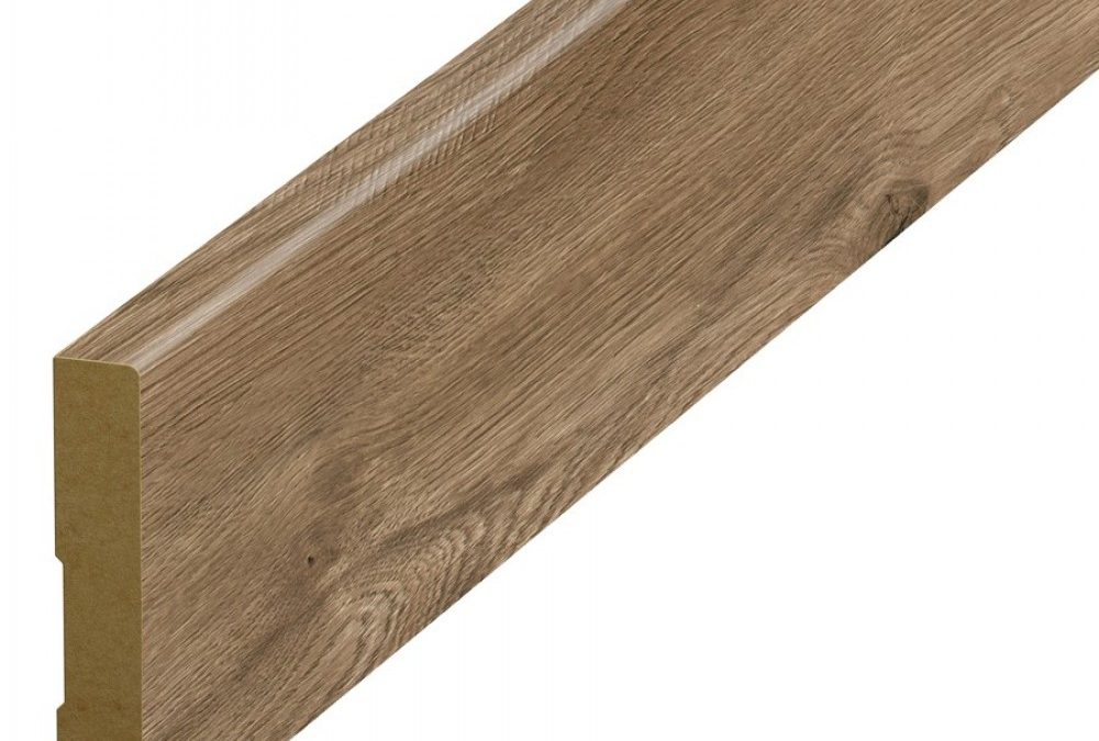 Hogyan védje a fal és a padló találkozását a karcolástól, a nedvességtől?