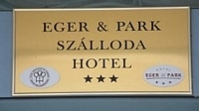 Több, mint tájékoztatás – Miért időtlen márkaüzenet a cégtábla?