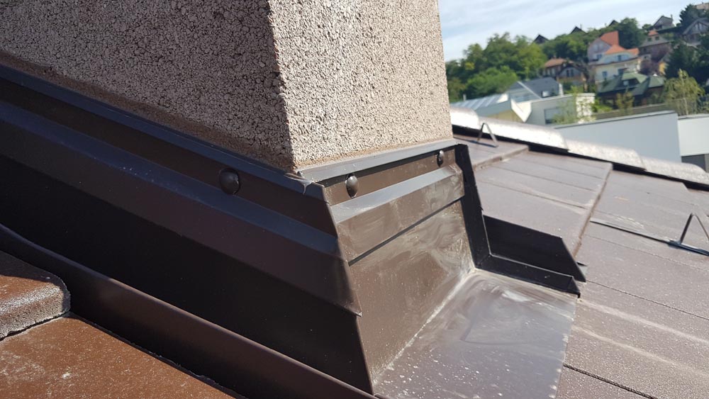 Pengeélen a minőség – Miért ne spóroljon a szakszerű bádogos munkán?