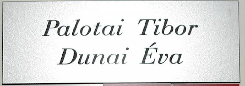 Stílus és funkció a bejáratnál – Hogyan válasszon névtáblát az ajtóra?
