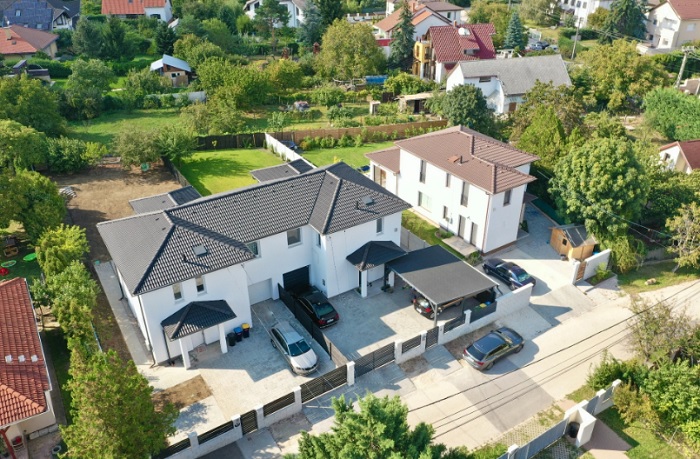 Közös telek, felezett költségek – Mit nyerhet az ikerház építéssel?